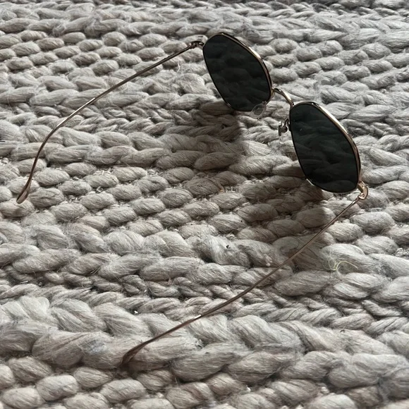 Gucci Black and Gold Women's Sunglasses - Picture 7 of 12